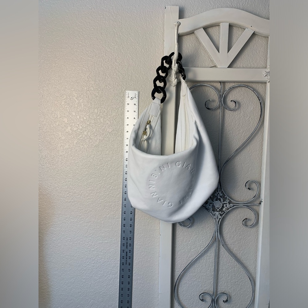 Gianni Bini white leather hobo  Bag, with black acrylic chunky link chain,
